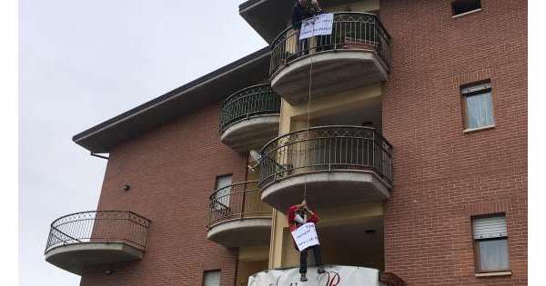            Sisma e tasse, protesta appeso a balcone          