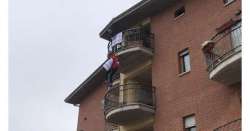            Sisma e tasse, protesta appeso a balcone          