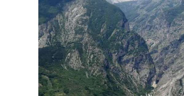                         Masso si stacca nelle Gole, donna ferita          
