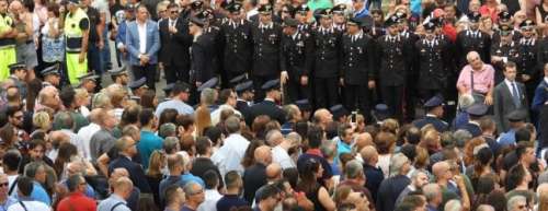 Funerali di Mario: l'Italia si ferma. Piange, litiga e non tace