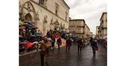             Giostra Sulmona in notturna per pioggia          