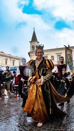             Giostra Sulmona in notturna per pioggia          