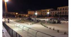             Giostra Sulmona in notturna per pioggia          