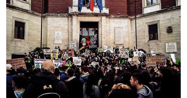 ANSA 25 09 2019 :                        Clima, a Pescara terzo sciopero globale          