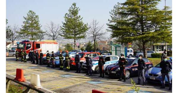 Chieti. Flash mob delle forze dell'ordine agli operatori sanitari          