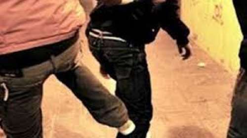 Massacrato di botte da un africano davanti al figlio minore