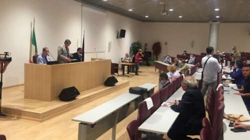 L'Aquila, la maggioranza di centrodestra si spacca sul commercio