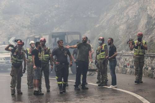 Incendio L'Aquila: oltre 300 gli uomini impegnati senza sosta per cercare di domare le fiamme
