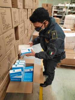 La Guardia di Finanza sequestrata oltre un 1.300.000 di mascherine contraffatte
