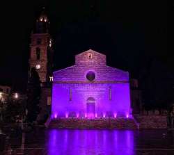 Teramo. 85 palloncini e il Duomo illuminato di rosa per le vittime di femminicidio 