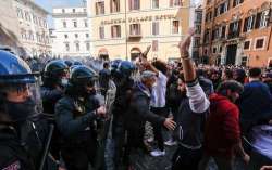 Sit-in di protesta davanti alla Camera, scontro fra manifestanti e polizia: due agenti feriti
