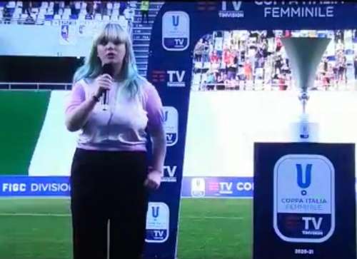 Casadilego canta l'inno alla Coppa Italia femminile