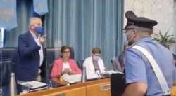 VIDEO. Uso mascherine: il sindaco caccia i carabinieri dall'aula consiliare