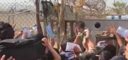 Il dramma dopo il fallimento: donne lanciano i bimbi oltre il filo spinato dello scalo di Kabul
