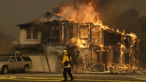 Usa: incendi in California, le vittime salgono a 13 gli edifici distrutti sono oltre 1500