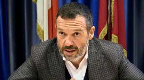 Sospiri dà buca a Marsilio nella 