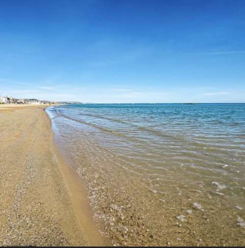 Scontro politico sul Milleproroghe in Abruzzo: cultura e spiagge al centro del dibattito