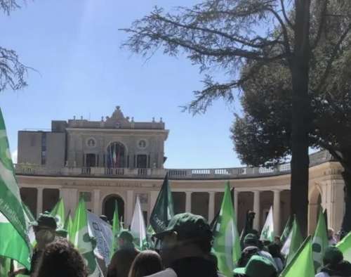 Protesta degli agricoltori all'Aquila contro i danni causati dalla fauna selvatica