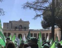 Protesta degli agricoltori a L'Aquila contro i danni causati dalla fauna selvatica