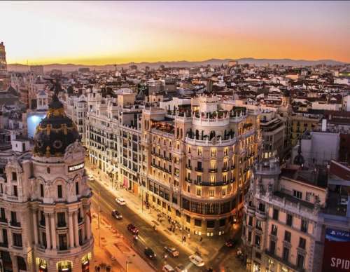 Consiglieri abruzzesi in missione a Madrid per celebrare la Repubblica: viaggio da 70mila euro