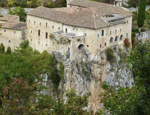 Sanità, riforme e unità del centrodestra: oggi vertice nel monastero di Ocre