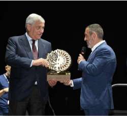 Festival Dannunziano: premio "Fare Pace" a Tajani e alla cantante Noa, tra applausi e contestazioni