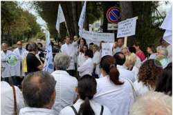 Chieti, medici di famiglia restituiscono i camici: "Trattati come bancomat"