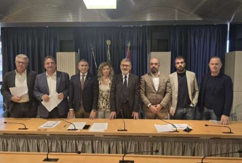 Abruzzo, la Regione ritira e ripubblica il bando da 8,2 milioni per i Comuni: esplode la polemica