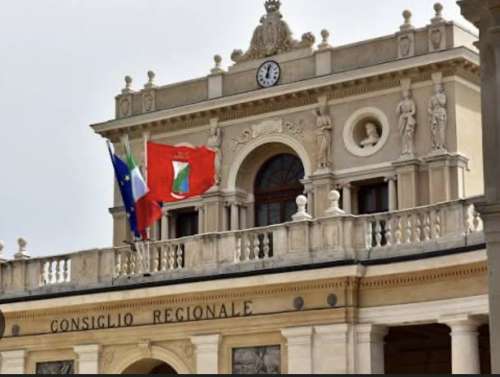 Stipendi regionali: il centrodestra ritocca la legge del '99 e il direttore generale guadagna 10mila