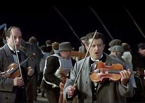 Il Comune canta, la città inciampa 