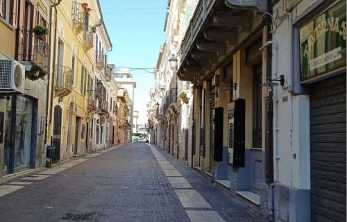 Pescara Vecchia, follia in pieno giorno: il direttore del Fla inseguito con un taglierino
