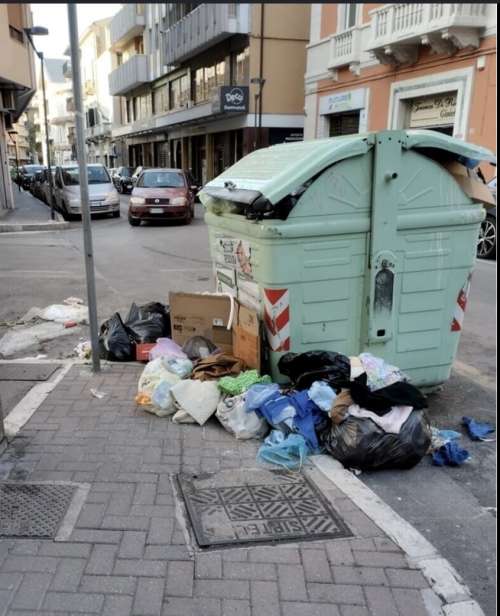 Caos rifiuti nel centro di Pescara: scatta l'esposto in Procura