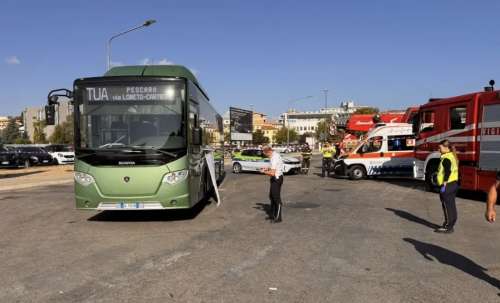 Pescara, 71enne investita e uccisa da un bus al terminal: stava andando dal figlio