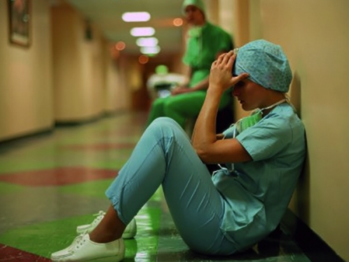 Chi controlla come fanno i falsi infermieri a farsi assumere?