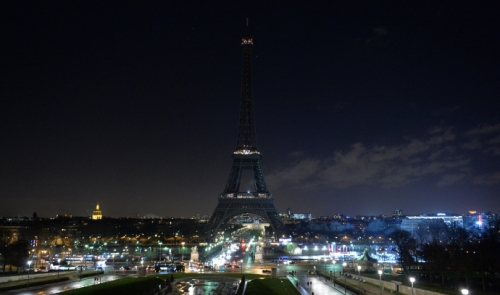 Francia: il presidente Macron ricorda gli attentati di Parigi all'insgena della sobrietà