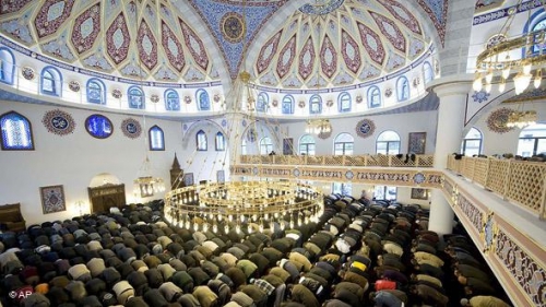 Germania, ministro emiratino dello sviluppo sociale: necessari maggiori controlli sulle moschee