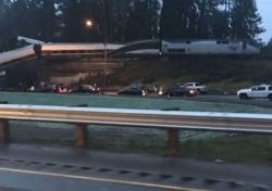Washington, come ha fatto il treno a deragliare sull'autostrada? Almeno 3 morti e 77 feriti