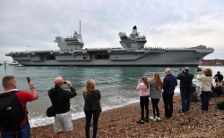 Gli inglesi fanno flop: la nuova super portaerei imbarca acqua