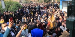 Il Capodanno in Iran (in fiamme) fa 20 morti (ma i botti non c'entrano)