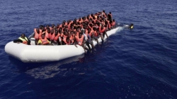 E'di nuovo allarme-sbarchi: gommone affonda tra Italia e Libia (50 morti)