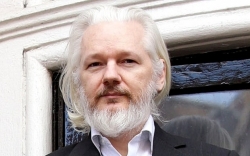 Chi si sta sfregando le mani per la salute di Assange?