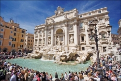 Roma: fino a 240 euro di multa per il bagno nella Fontana di Trevi