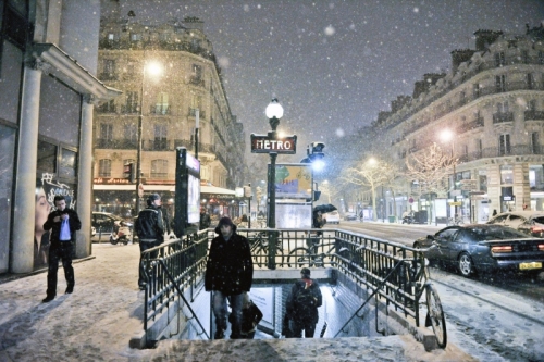 Dopo Mosca, Parigi: la nevicata record chiude la Torre Eiffel