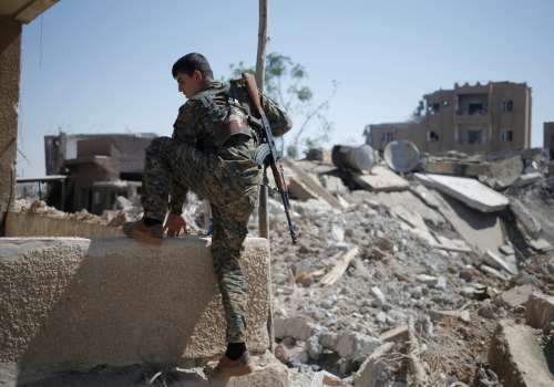 Siria, la vergogna della fossa comune scoperta a Raqqa