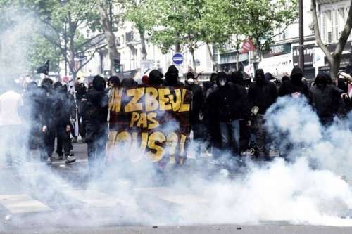 Altro che festa: il 1 maggio a Parigi e Istanbul, tra black bloc e proteste