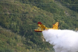 Incendi, in Abruzzo a disposizione solo due mezzi, si fa largo l'ipotesi acquisto elicotteri.
