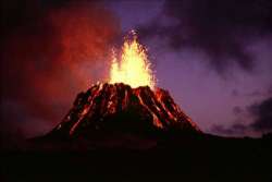 Hawaii, non si ferma la corsa della lava. Ora il vulcano Kilauea fa paura