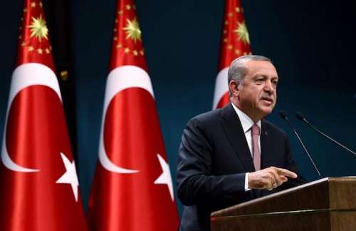 Senza sosta le purghe di Erdogan: 300 militari in manette