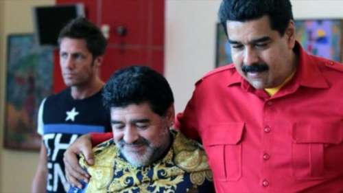 Maduro ha un nuovo fan: è Maradona (al suo comizio)