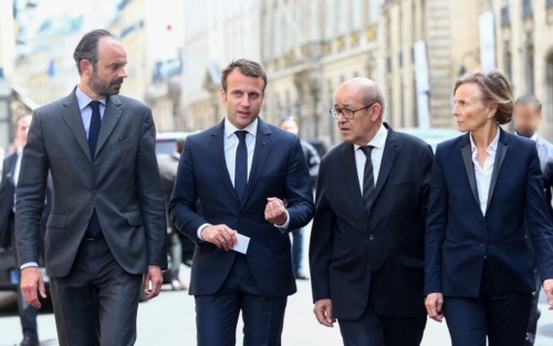 Francia, il governo Macron davanti alla sua prima crisi